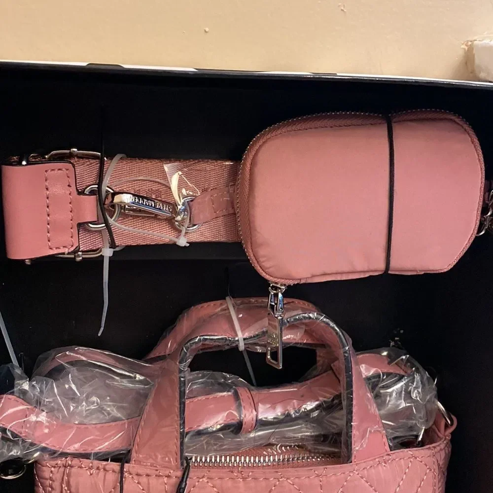 NWT Steve Madden Tote/Crossbody w/ AirPod Case and Hat- 3pc Gift Set - Mauve - Picture 7 of 15